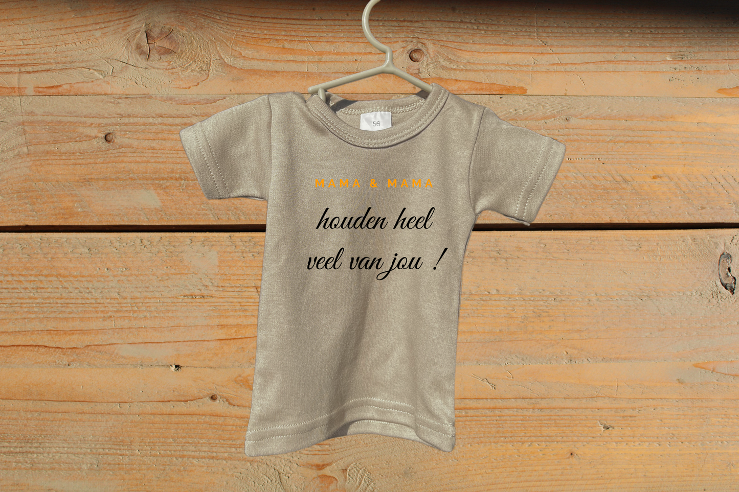 T-shirt: 'Mama en Mama houden heel veel van jou!' Oranje