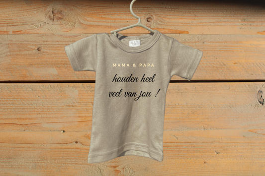 T-Shirt: 'Mama en Papa houden heel veel van jou!' Beige