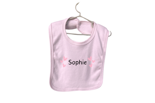 Slabbetje met Naam en Roze Hartjes